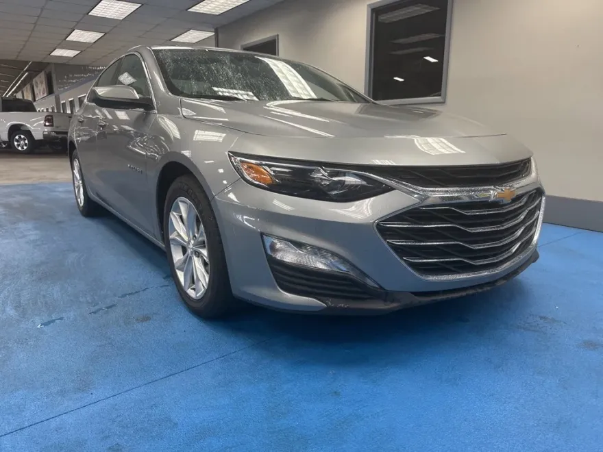 2024 Chevrolet Malibu 1LT photo 1