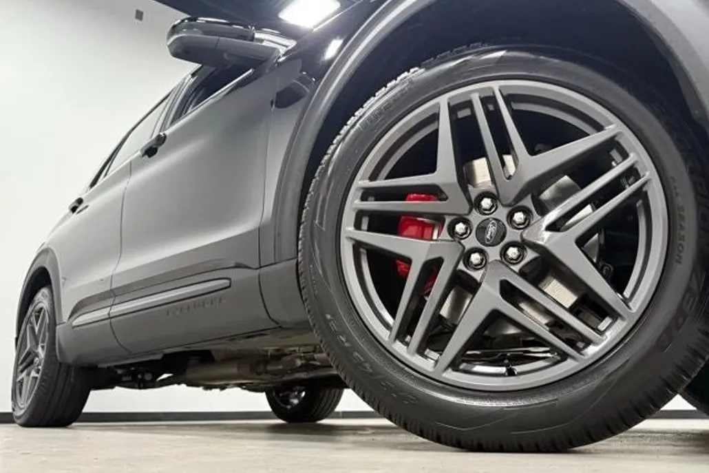 2025 Ford Explorer ST photo 1