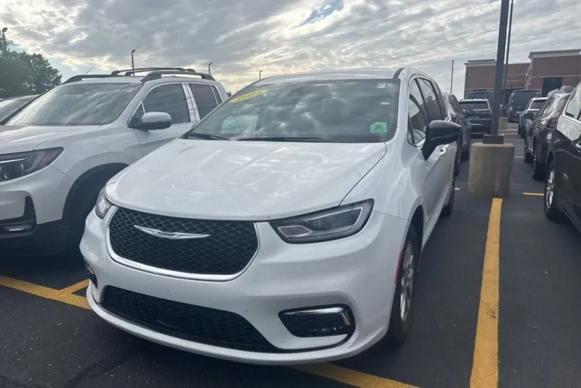 2024 Chrysler Pacifica Touring L photo 1