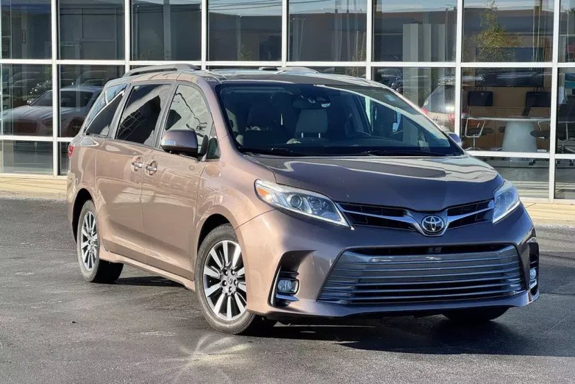 2018 Toyota Sienna Limited Premium photo 1
