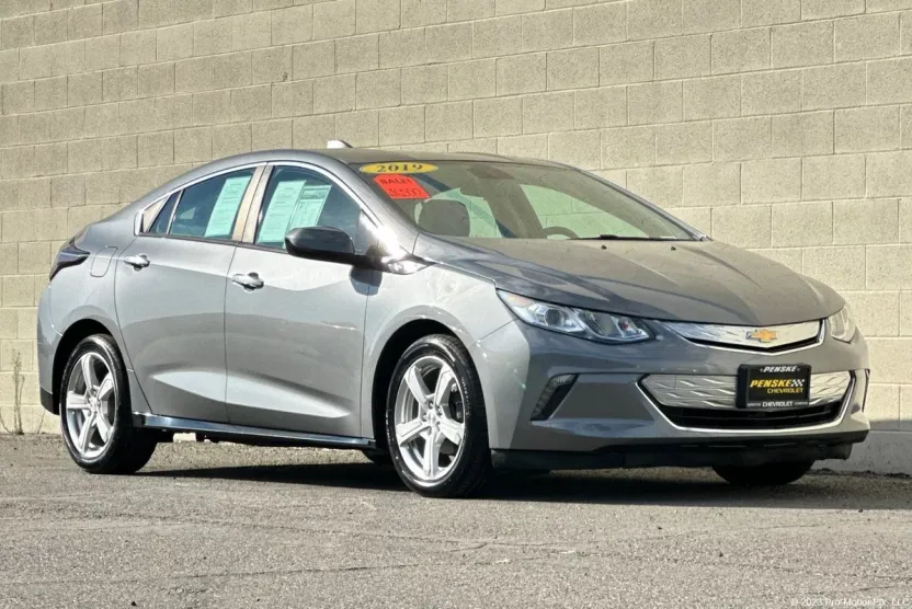 2019 Chevrolet Volt LT photo 1