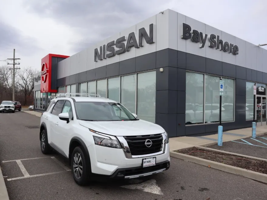 2025 Nissan Pathfinder SL photo 1
