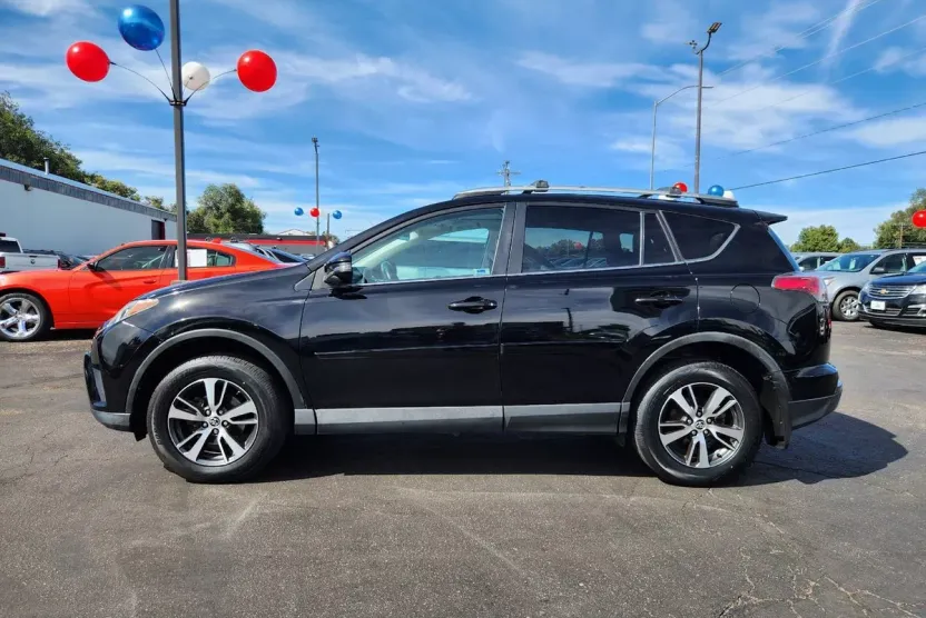 2016 Toyota RAV4 XLE photo 1