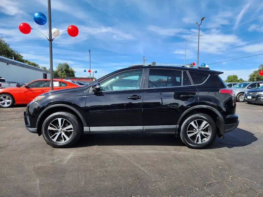 2016 Toyota RAV4 XLE photo 1