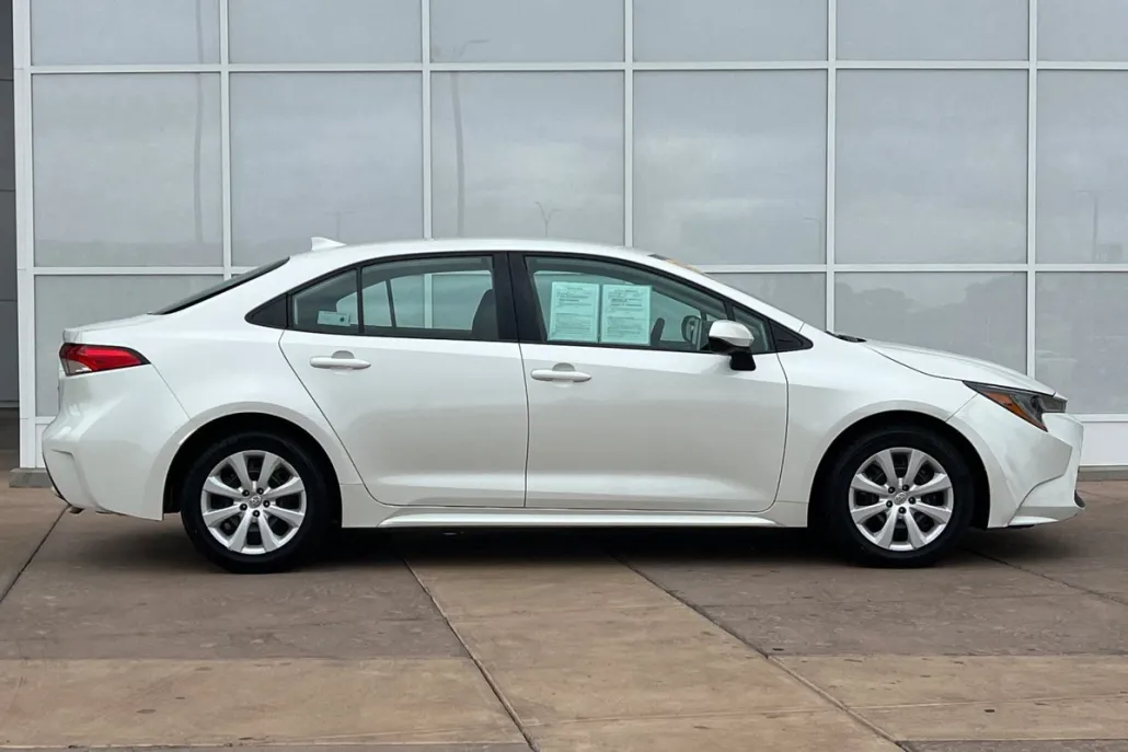 2020 Toyota Corolla LE photo 1
