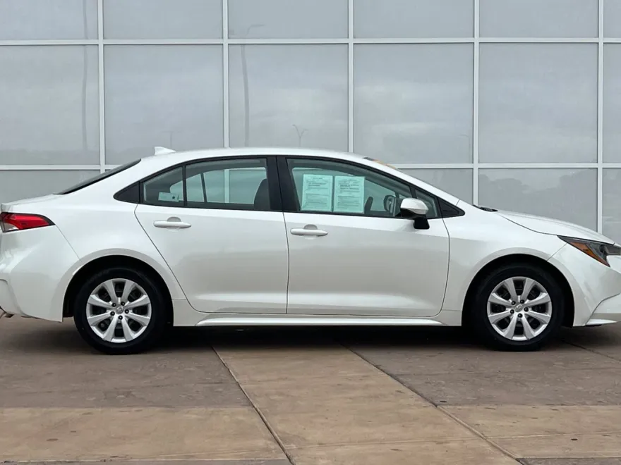 2020 Toyota Corolla LE photo 1