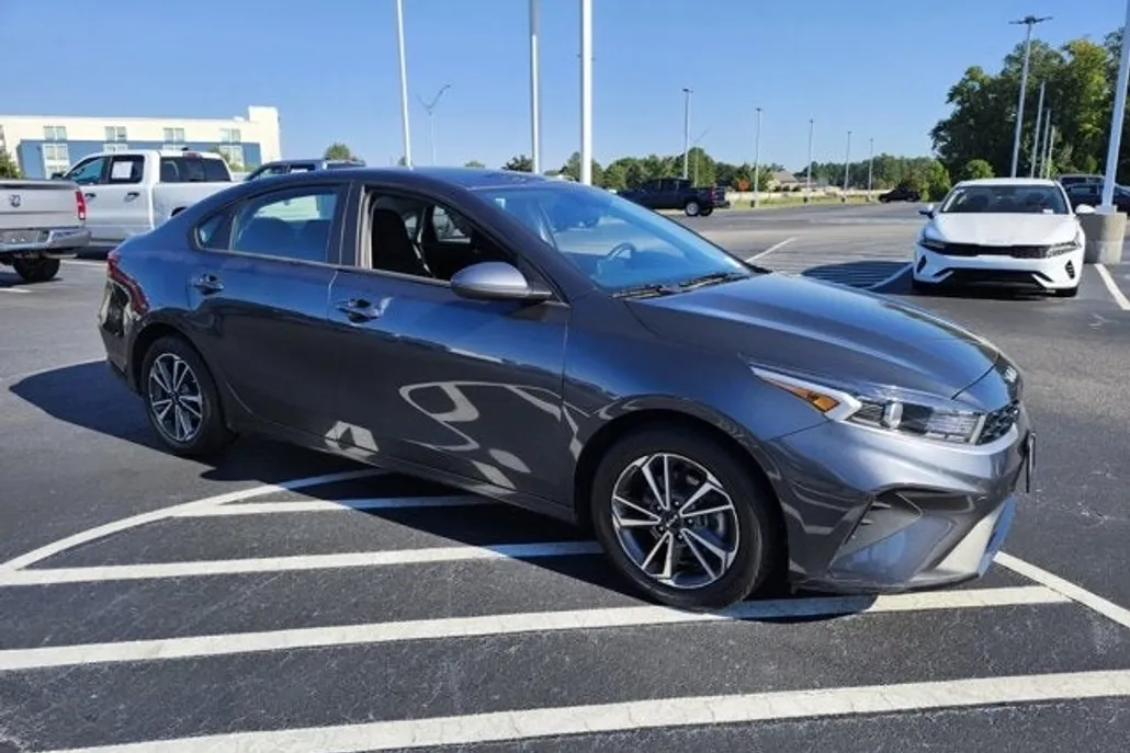 2023 Kia Forte LXS photo 1