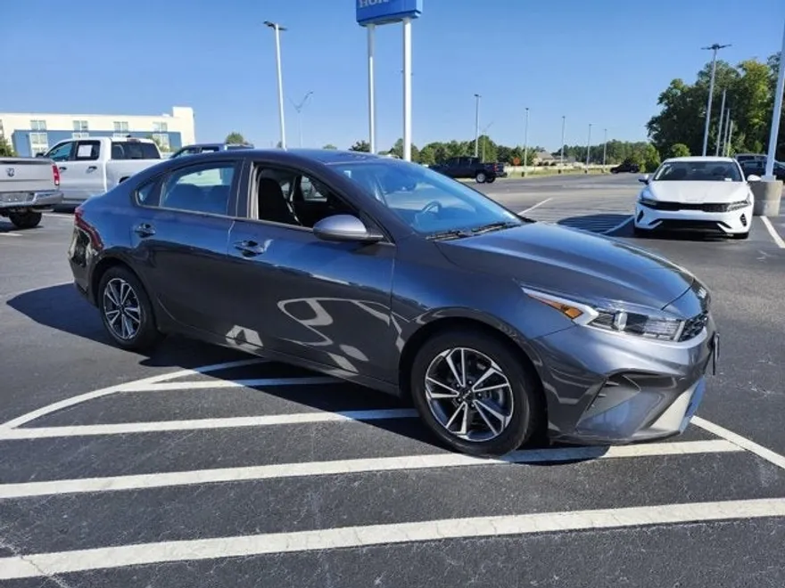2023 Kia Forte LXS photo 1