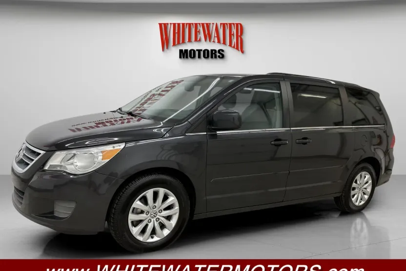 2012 Volkswagen Routan SE photo 1