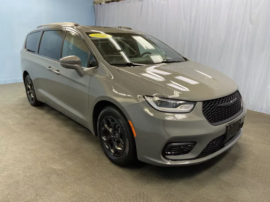 2022 Chrysler Pacifica Hybrid Limited photo 1