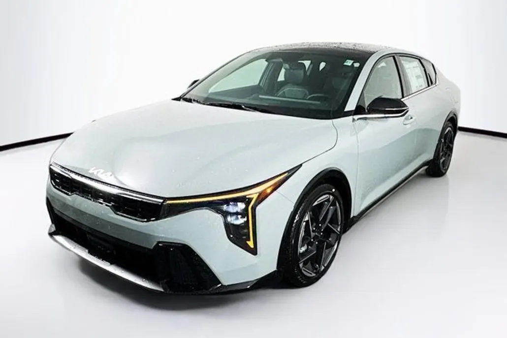 2025 Kia K4 GT-Line photo 1
