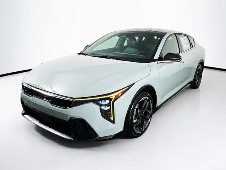 2025 Kia K4 GT-Line photo 1