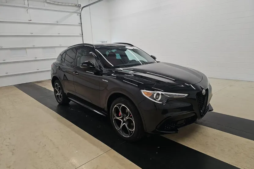 2023 Alfa Romeo Stelvio Ti photo 1