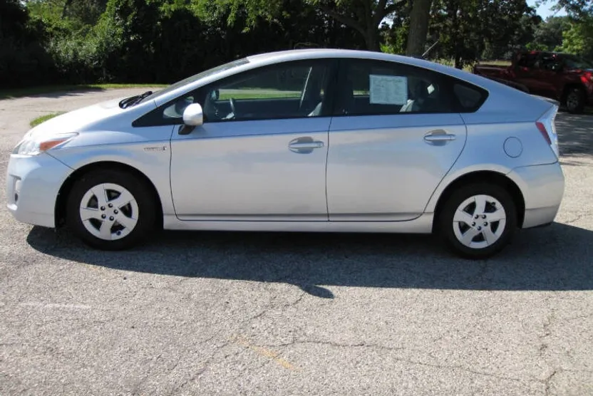 2011 Toyota Prius Four photo 1