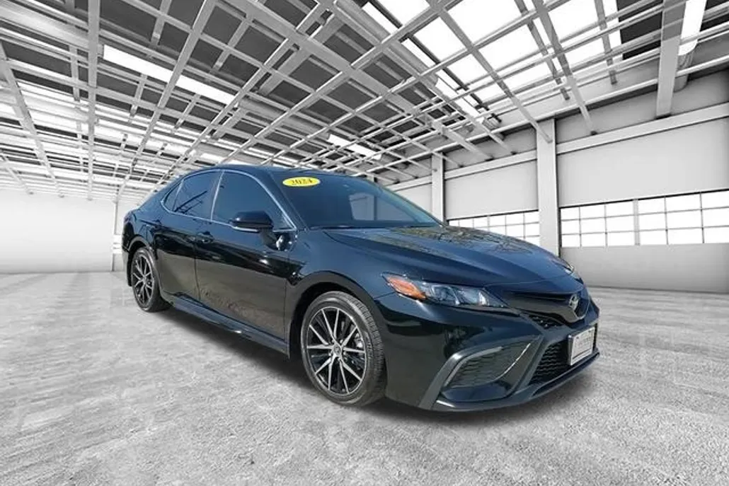 2024 Toyota Camry SE photo 1