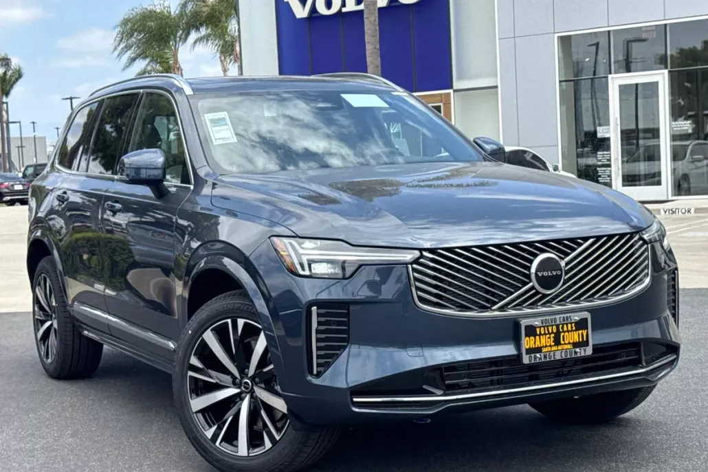 2025 Volvo XC90 Core photo 1