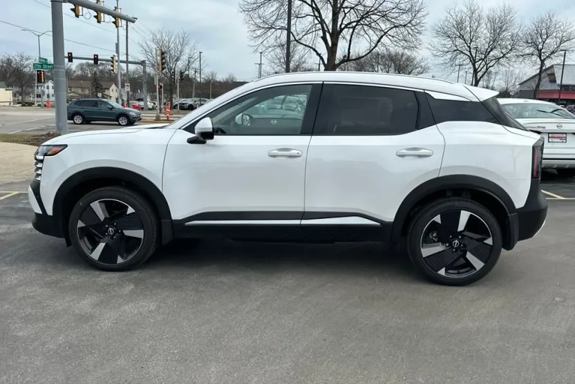 2025 Nissan Kicks SR photo 1