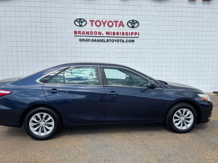 2017 Toyota Camry LE photo 1