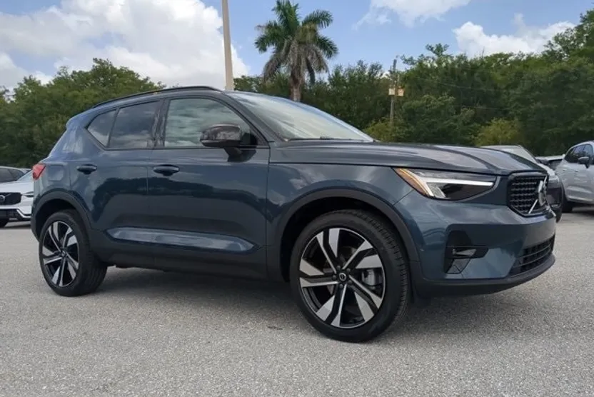 2026 Volvo XC40 Plus photo 1