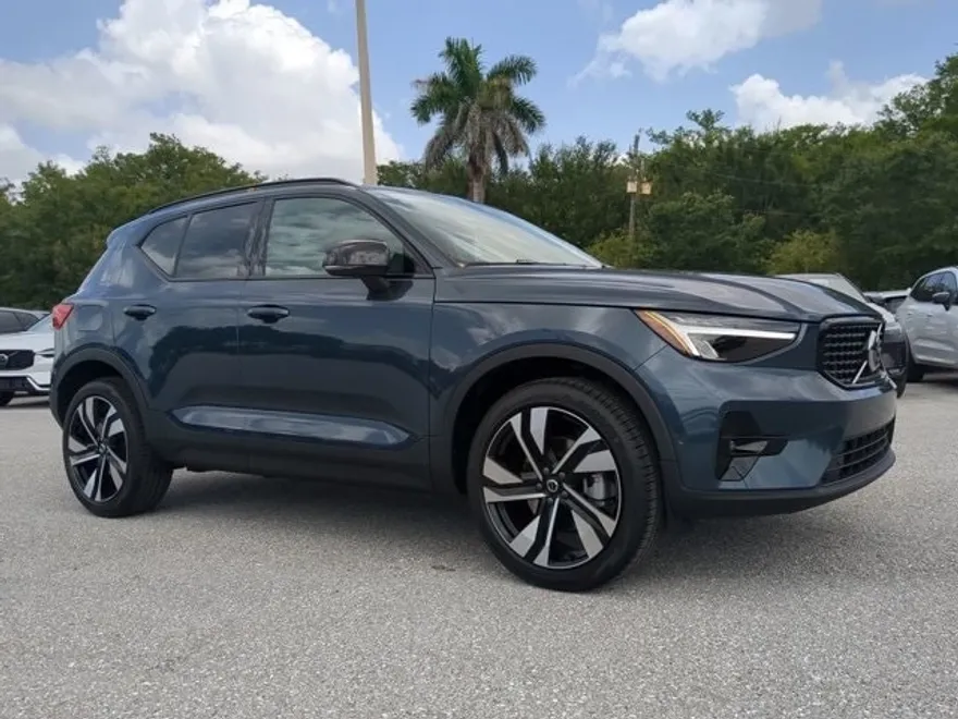 2026 Volvo XC40 Plus photo 1
