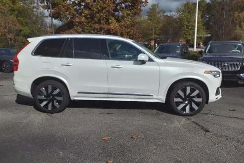 2025 Volvo XC90 T8 Plus photo 2