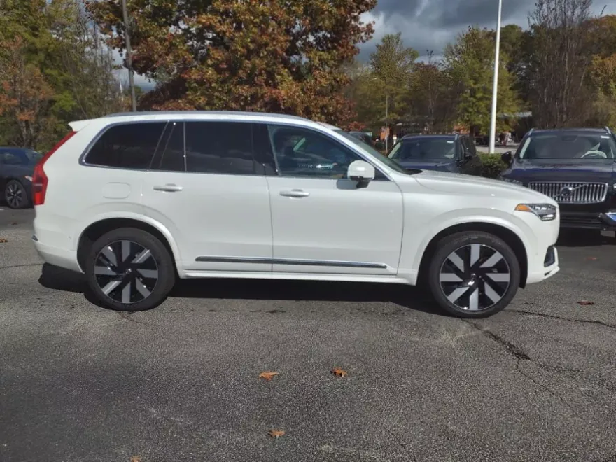 2025 Volvo XC90 T8 Plus photo 2