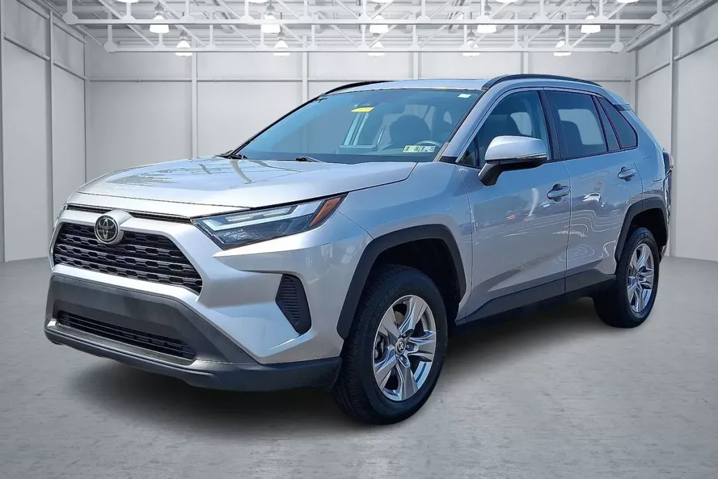 2022 Toyota RAV4 XLE photo 1