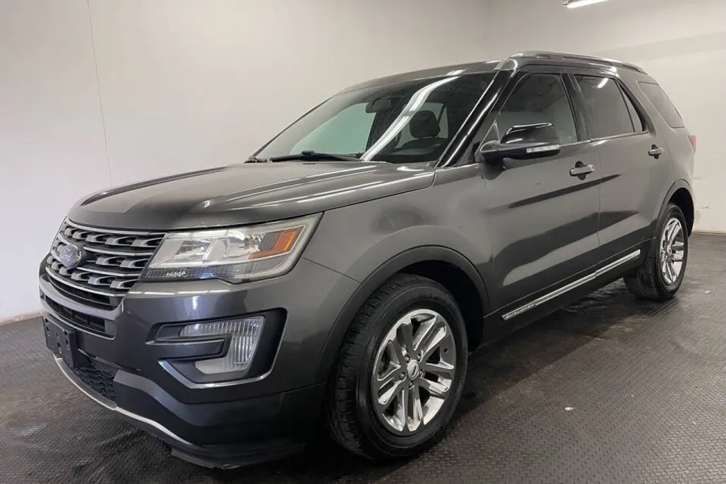 2017 Ford Explorer XLT photo 1