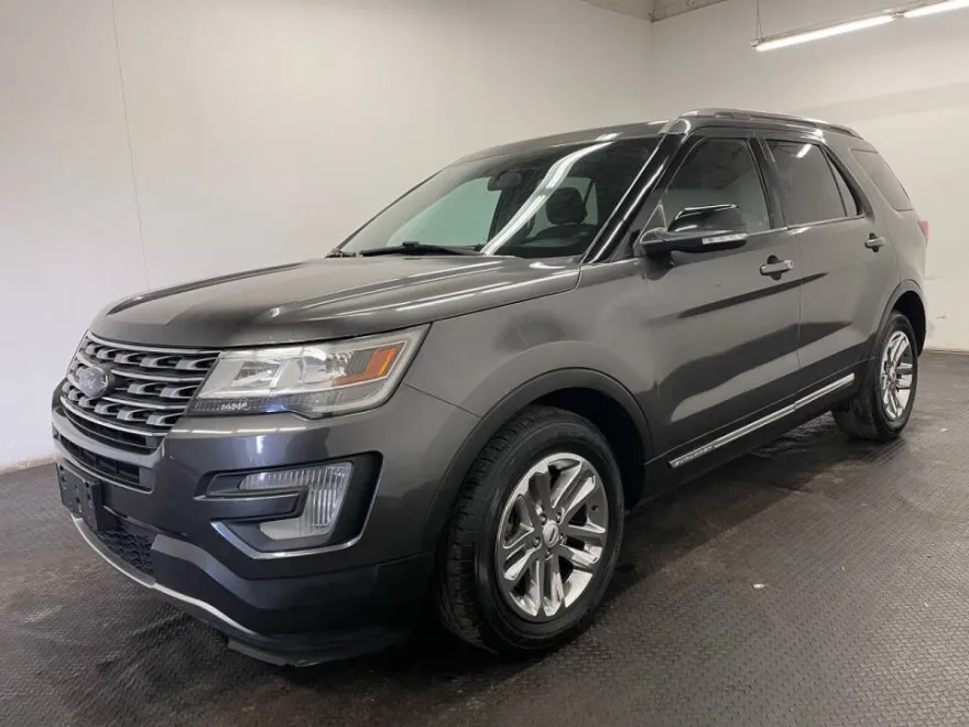 2017 Ford Explorer XLT photo 1