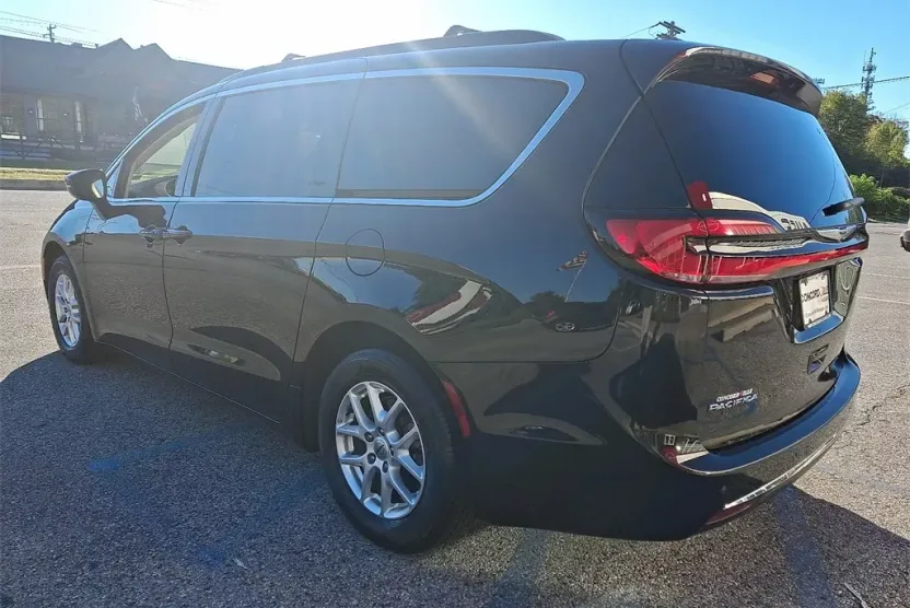2022 Chrysler Pacifica Touring L photo 1