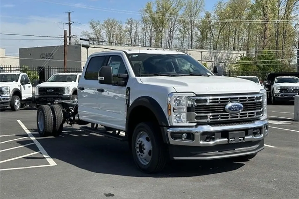 2025 Ford F-550 photo 1