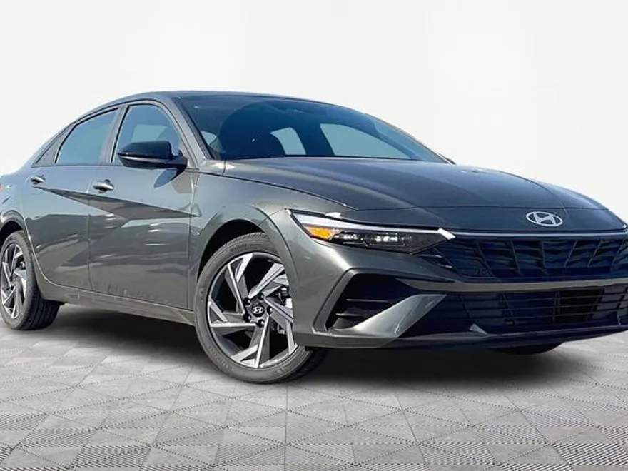 2025 Hyundai Elantra SEL Sport photo 1