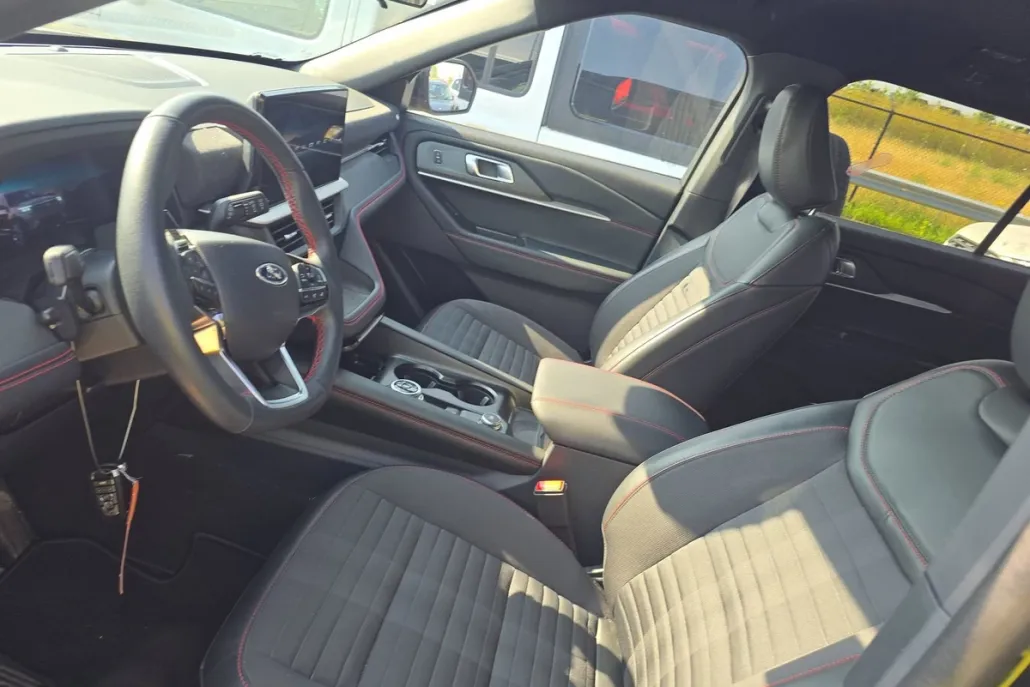 2025 Ford Explorer ST-Line photo 1