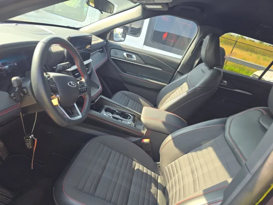 2025 Ford Explorer ST-Line photo 1