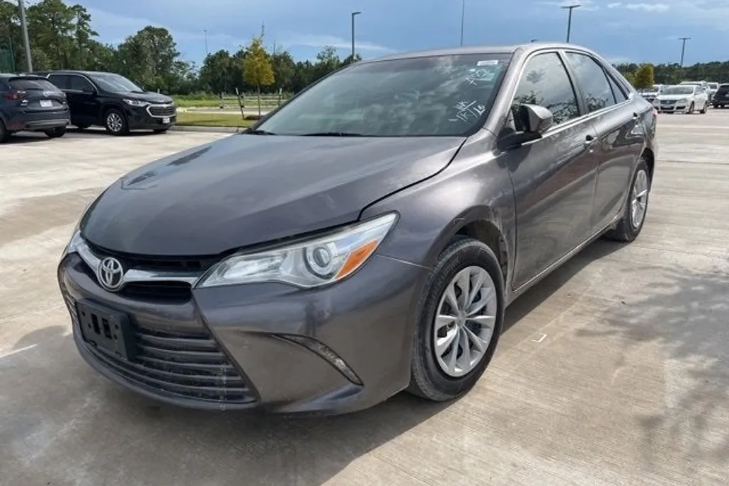 2016 Toyota Camry LE photo 1