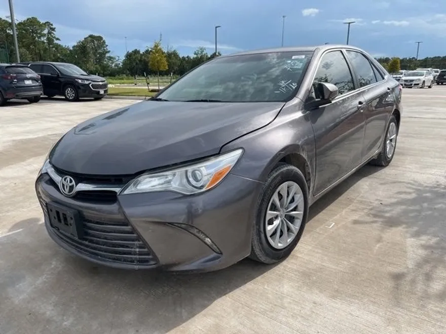 2016 Toyota Camry LE photo 1
