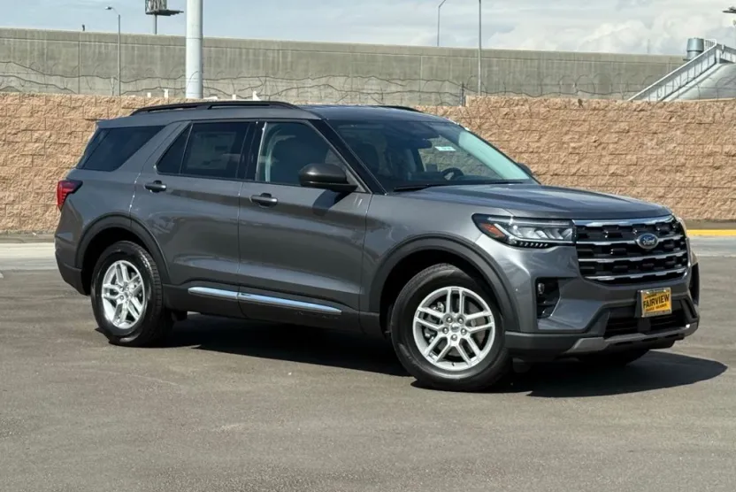 2025 Ford Explorer photo 1