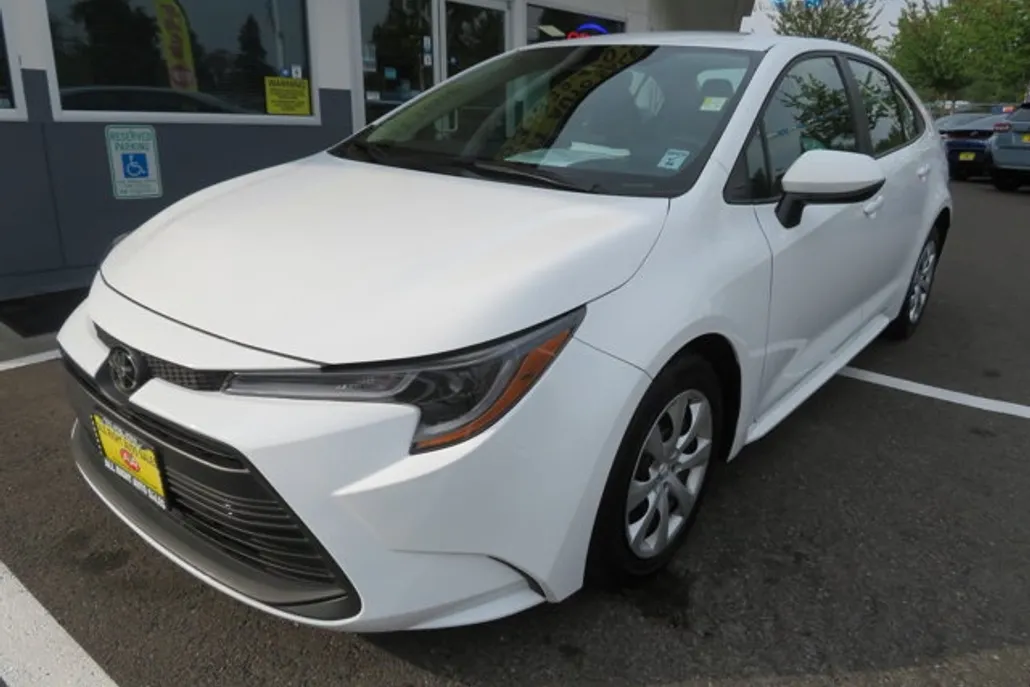 2024 Toyota Corolla LE photo 1