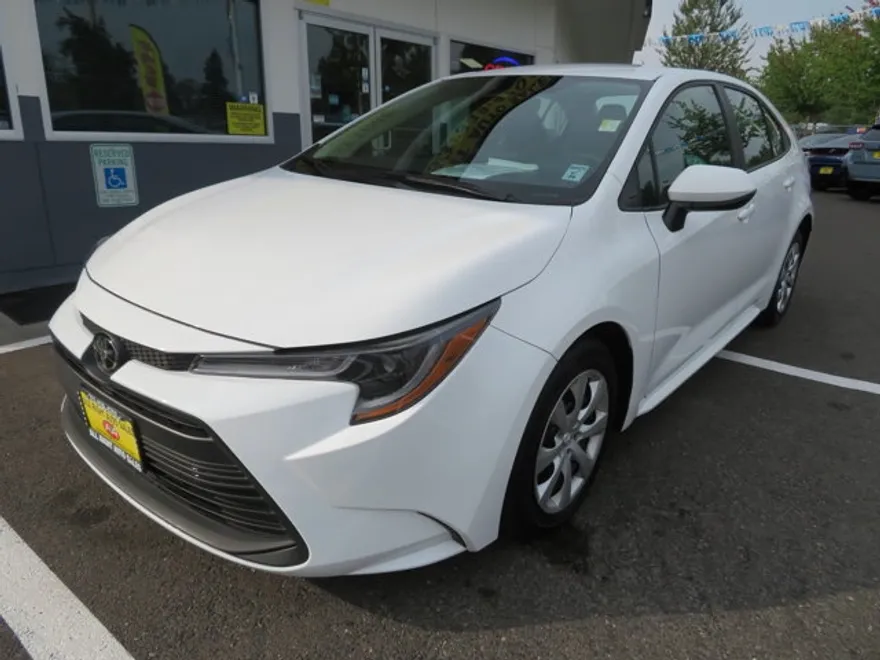 2024 Toyota Corolla LE photo 1