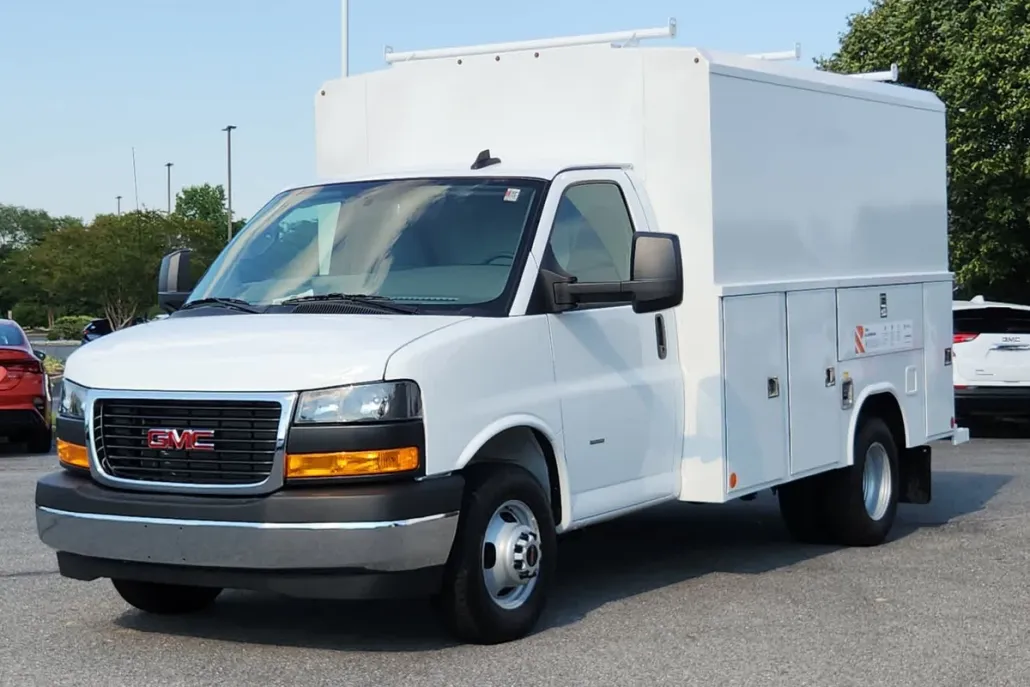 2025 Gmc Savana 3500 Cutaway photo 1