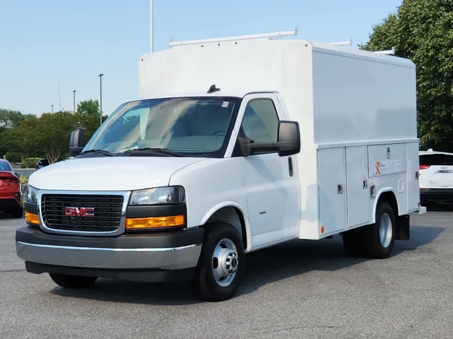 2025 Gmc Savana 3500 Cutaway photo 1