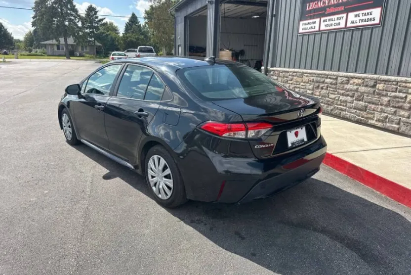 2021 Toyota Corolla LE photo 1