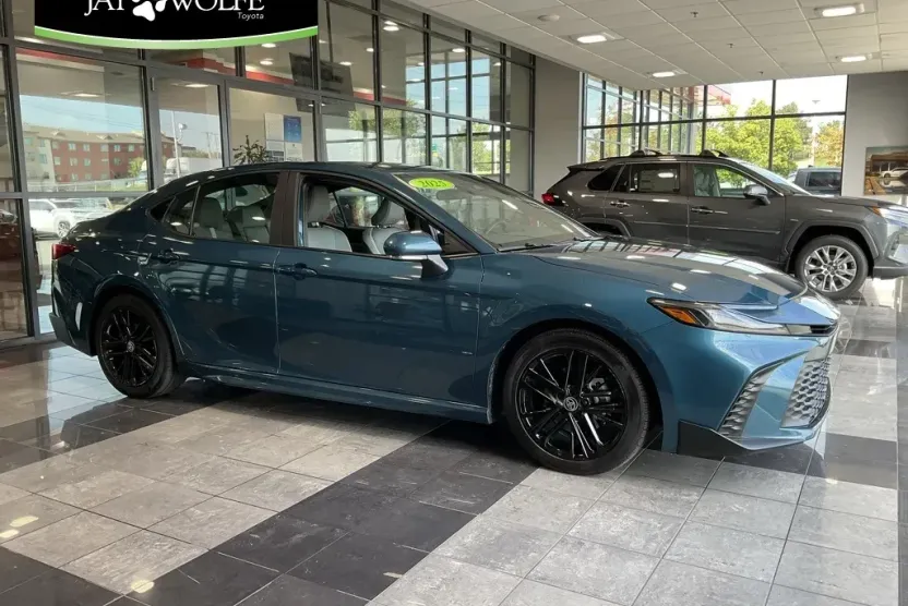 2025 Toyota Camry SE photo 1