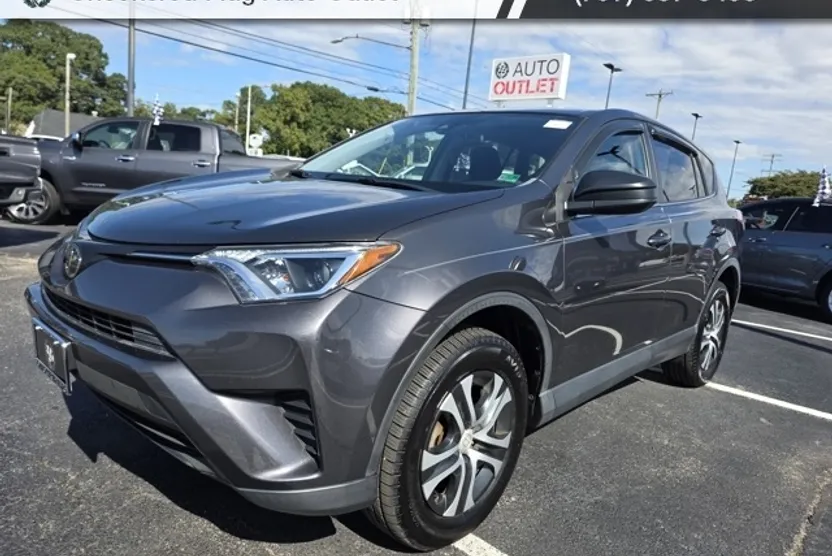 2018 Toyota RAV4 LE photo 1