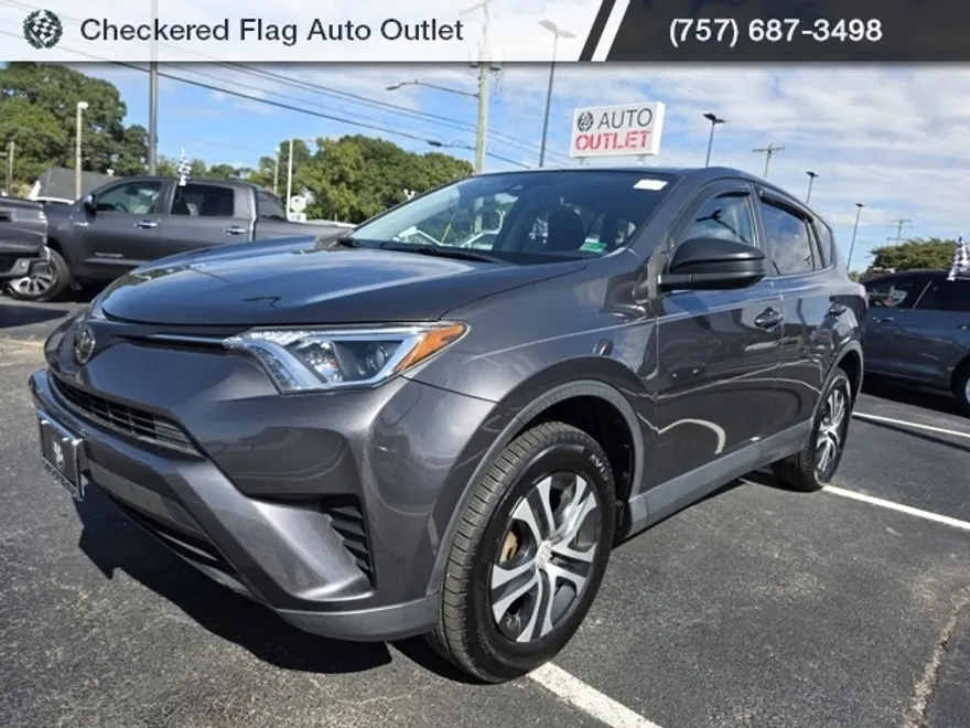2018 Toyota RAV4 LE photo 1