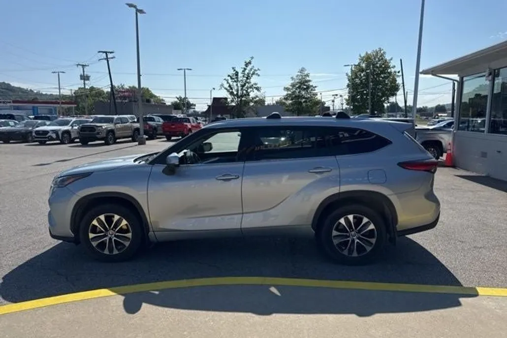 2021 Toyota Highlander XLE photo 1