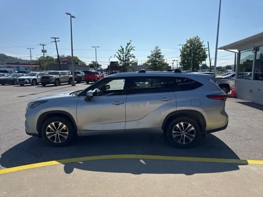 2021 Toyota Highlander XLE photo 1