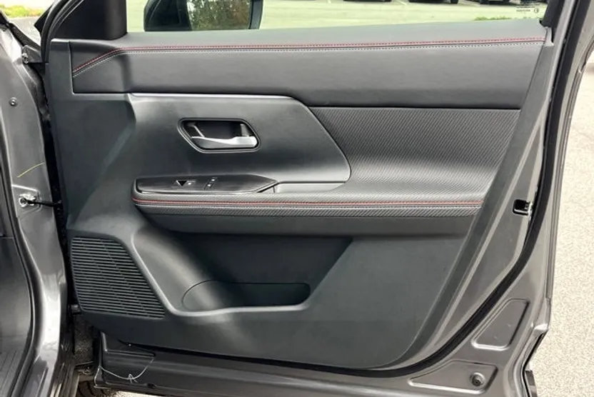 2025 Nissan Kicks SR photo 1