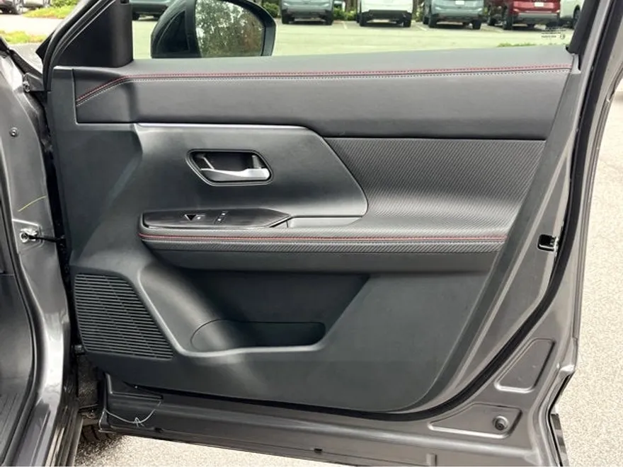 2025 Nissan Kicks SR photo 1