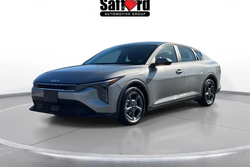 2025 Kia K4 LXS photo 1